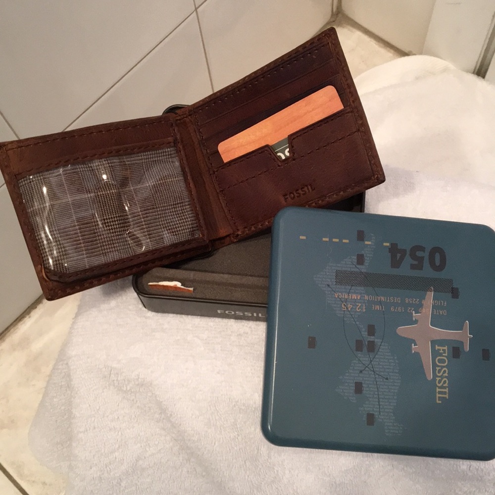 NWT Men’s Fossil wallet.